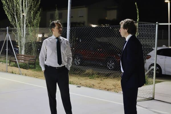El alcalde visita las instalaciones deportivas de Azucaica y La Legua, ahora con nueva iluminación artificial.
