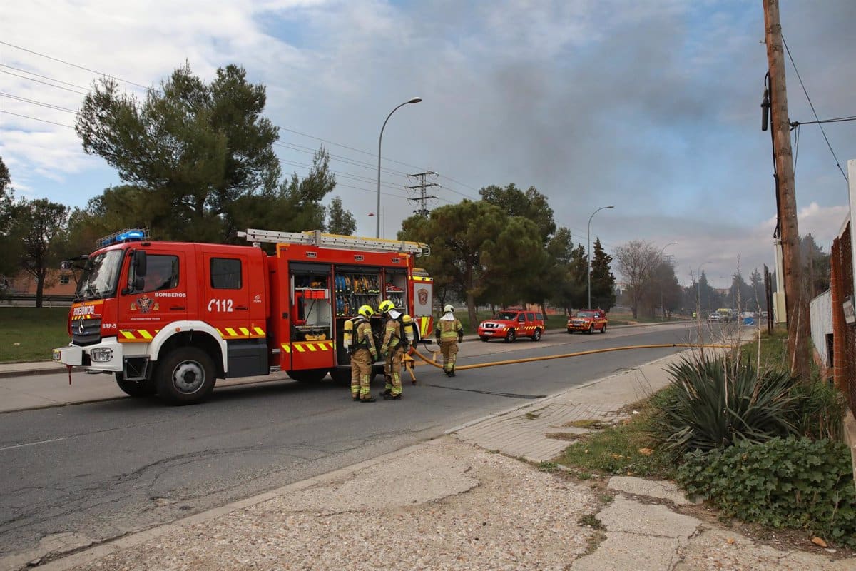 Controlado el incendio en una fábrica de espadas artesanales en Toledo.