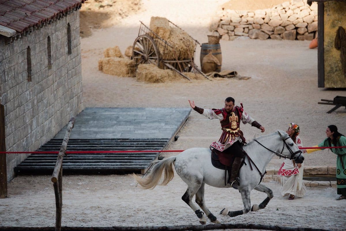 Un artista de Puy du Fou es hospitalizado tras caer de un caballo durante un espectáculo