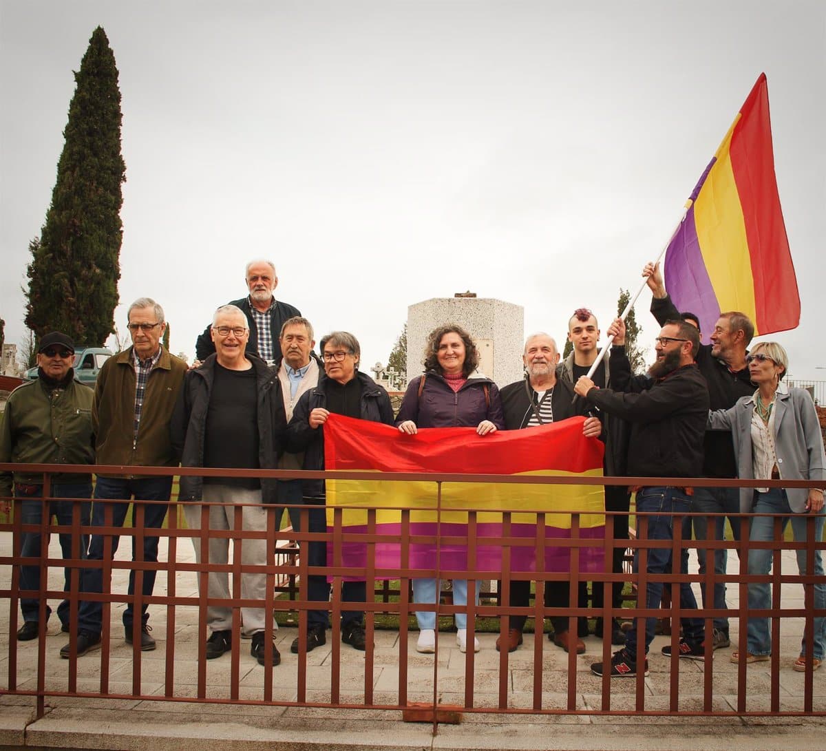 IU y PCE exigen «una política de paz» y la implementación de la memoria democrática en el cementerio de Toledo.