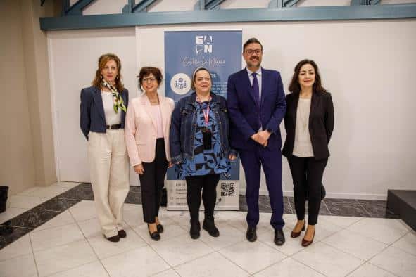 Fomento de estrategias gubernamentales para combatir la pobreza y fomentar la equidad de oportunidades.