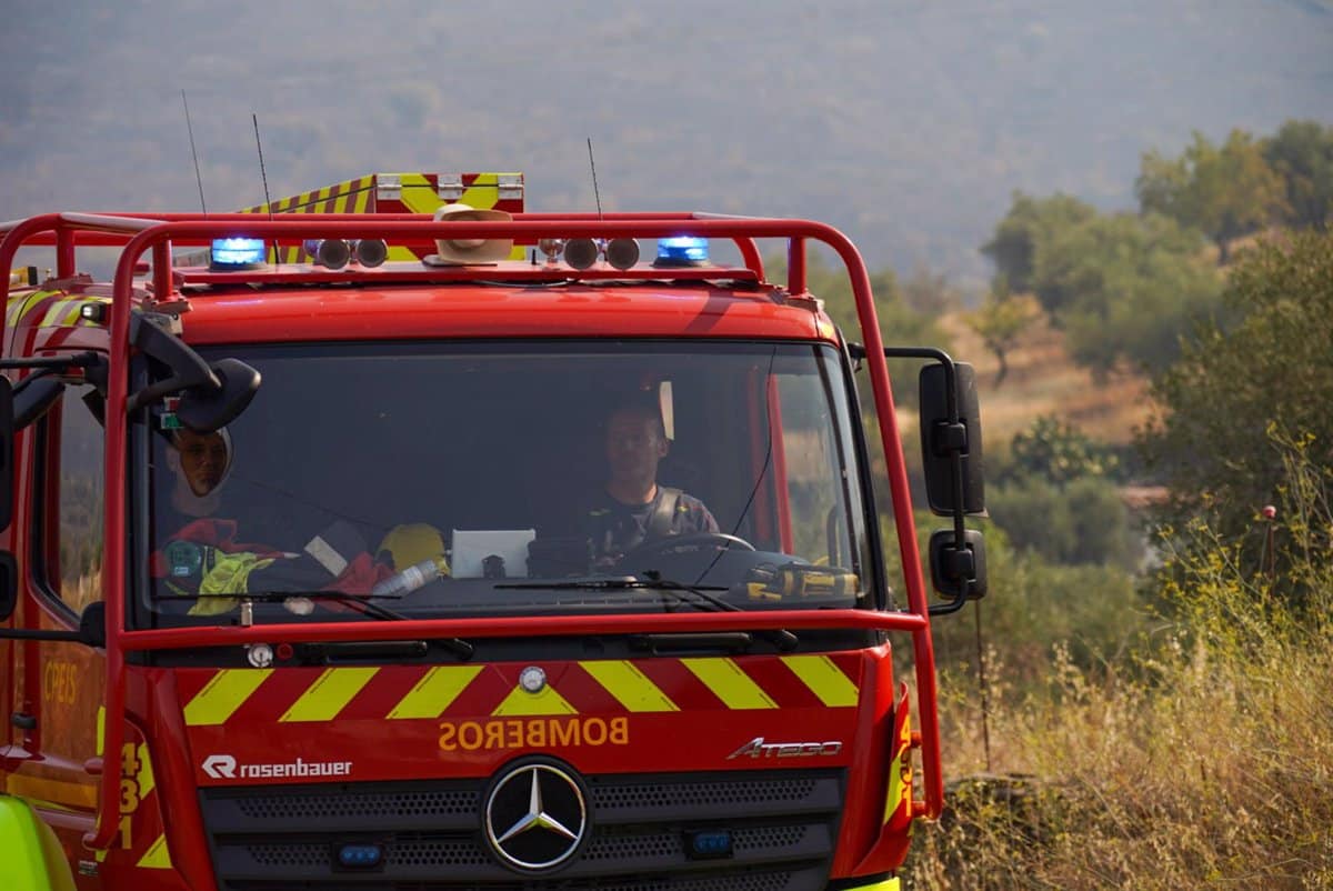 Incendio en una granja ganadera de Torrijos provoca una imponente columna de humo.