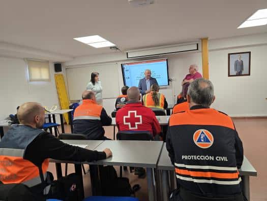 Voluntarios de Protección Civil y Cruz Roja reciben capacitación en inmovilización y traslado de pacientes para situaciones de emergencia.