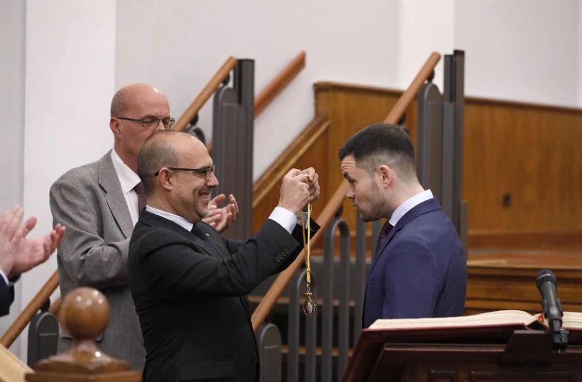 Toconar asume su cargo como diputado socialista por Toledo en las Cortes de C-LM, reemplazando a Sánchez Garrido.