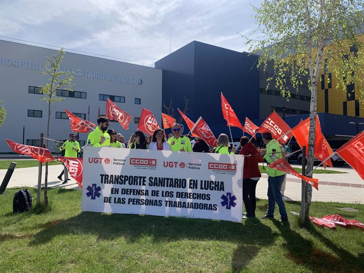 Empleados del transporte sanitario de Castilla-La Mancha realizan una huelga parcial de 10 horas y se manifiestan en los hospitales.