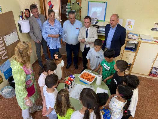 70,000 estudiantes y 332 centros educativos de Castilla-La Mancha reciben frutas, hortalizas y leche a través de un programa de reparto
