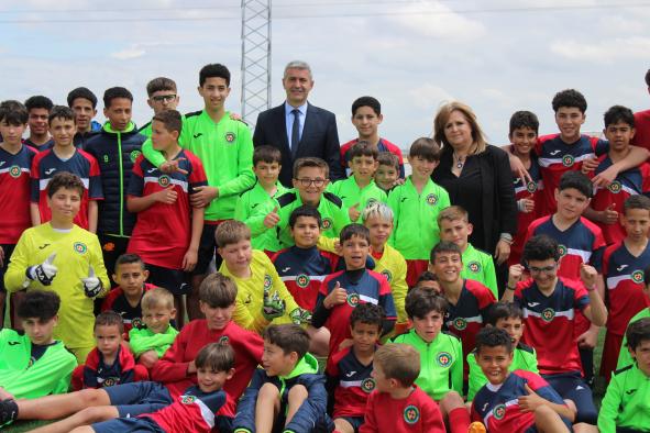 Álvaro Gutiérrez inaugura el nuevo campo de fútbol en Portillo y revela la apertura de la escuela infantil para septiembre.