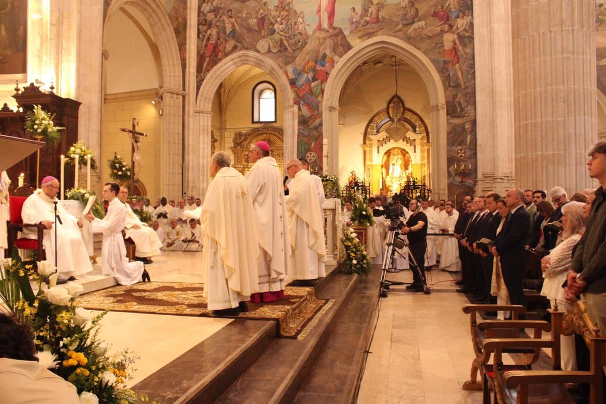 Ángel Román Idígoras toma posesión como séptimo obispo de Albacete en una ceremonia en la catedral local.