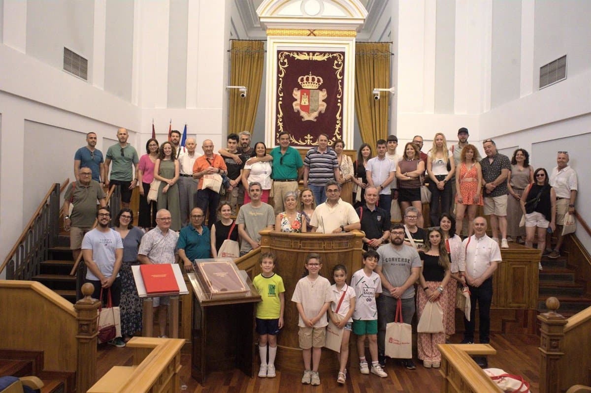 Casi 50 personas recorren las Cortes durante el Día de la Región en la jornada de puertas abiertas.