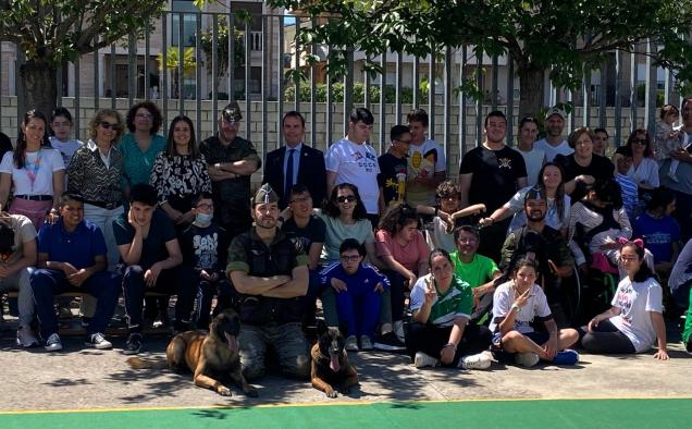 El CPEE Bios de Talavera acoge a mascotas en un evento especial repleto de amor y aprendizaje.