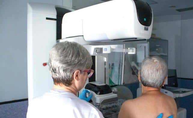 El Gobierno de Castilla-La Mancha actualiza los mamógrafos en hospitales con tecnología avanzada para mejorar la atención sanitaria.
