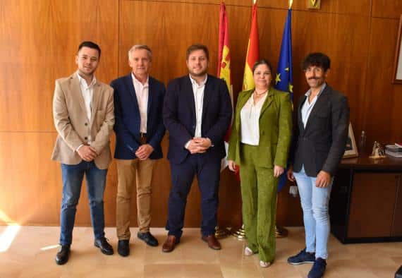 El Gobierno regional y el Ayuntamiento de Consuegra solicitan al Ministerio de Transportes el compromiso de incluir una parada del AVE Madrid-Jaén.