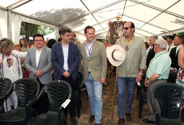 El alcalde destaca a la Hermandad de Nuestra Señora del Rocío de Toledo como un «modelo de unidad y devoción popular»