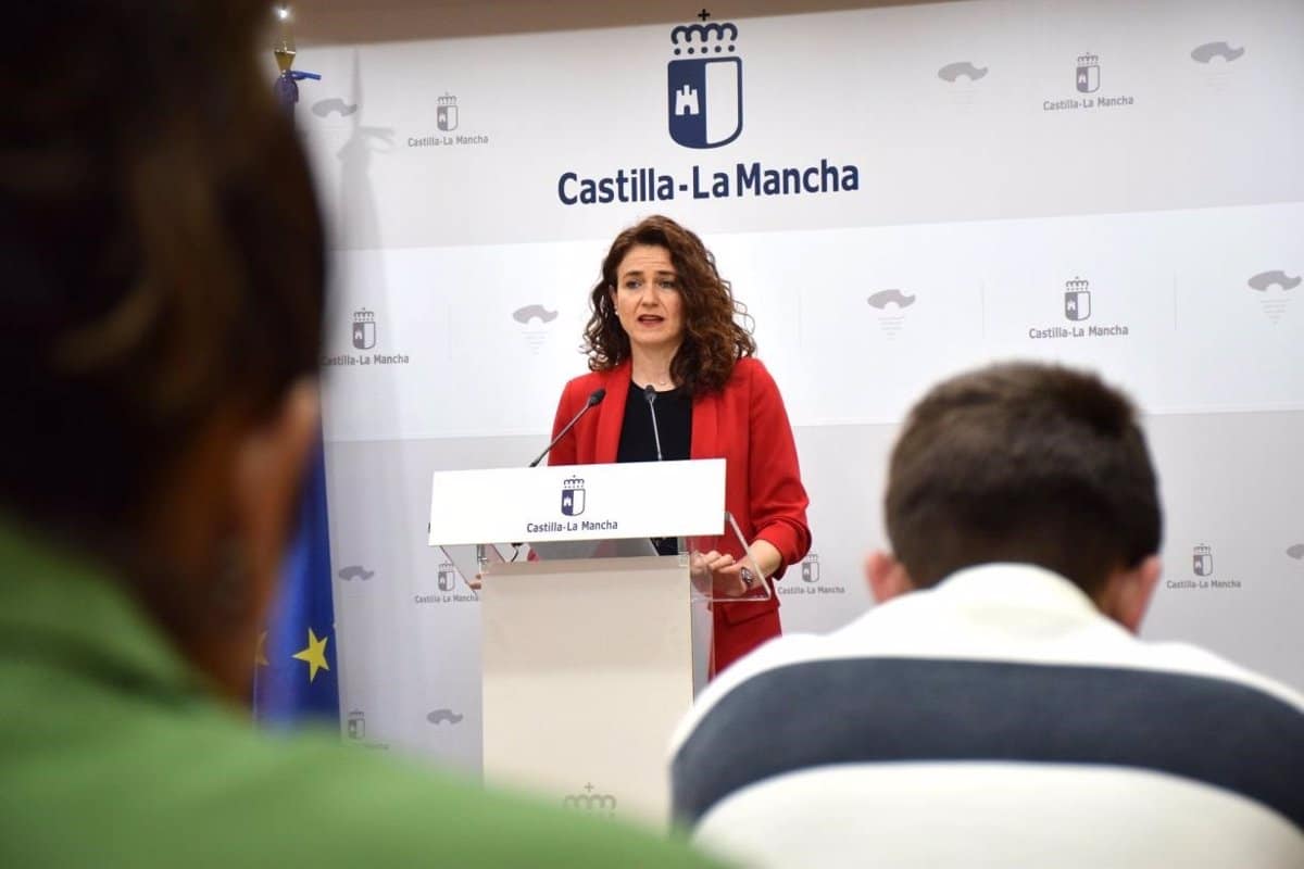 La Junta resalta la caída del desempleo en todos los sectores y provincias de Castilla-La Mancha durante abril.