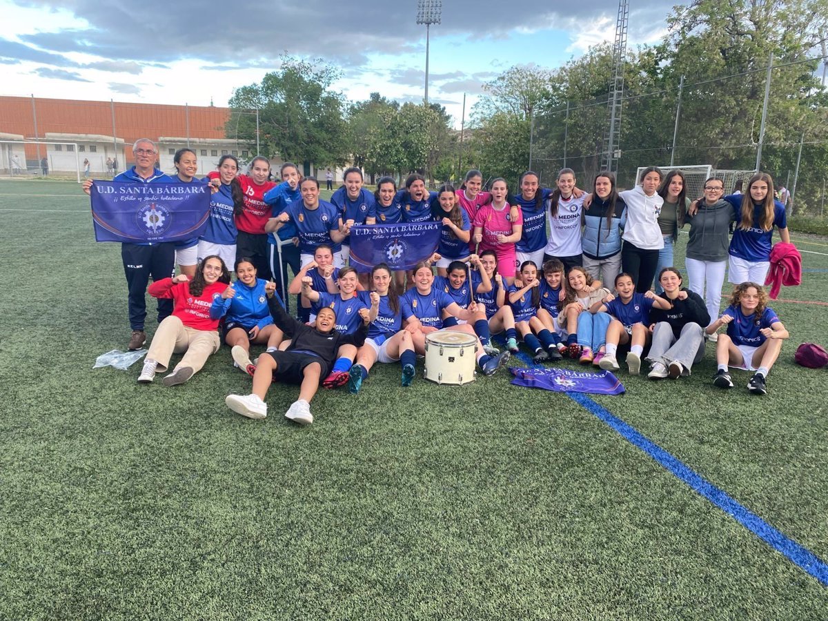 La UD Santa Bárbara vuelve a brillar tras 30 años con el ascenso de su equipo femenino a Preferente.