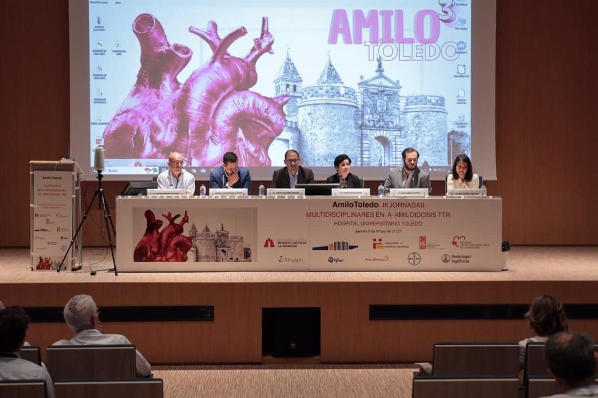 Profesionales de la salud discuten el enfoque multidisciplinario para tratar la amiloidosis ATTR en Toledo.