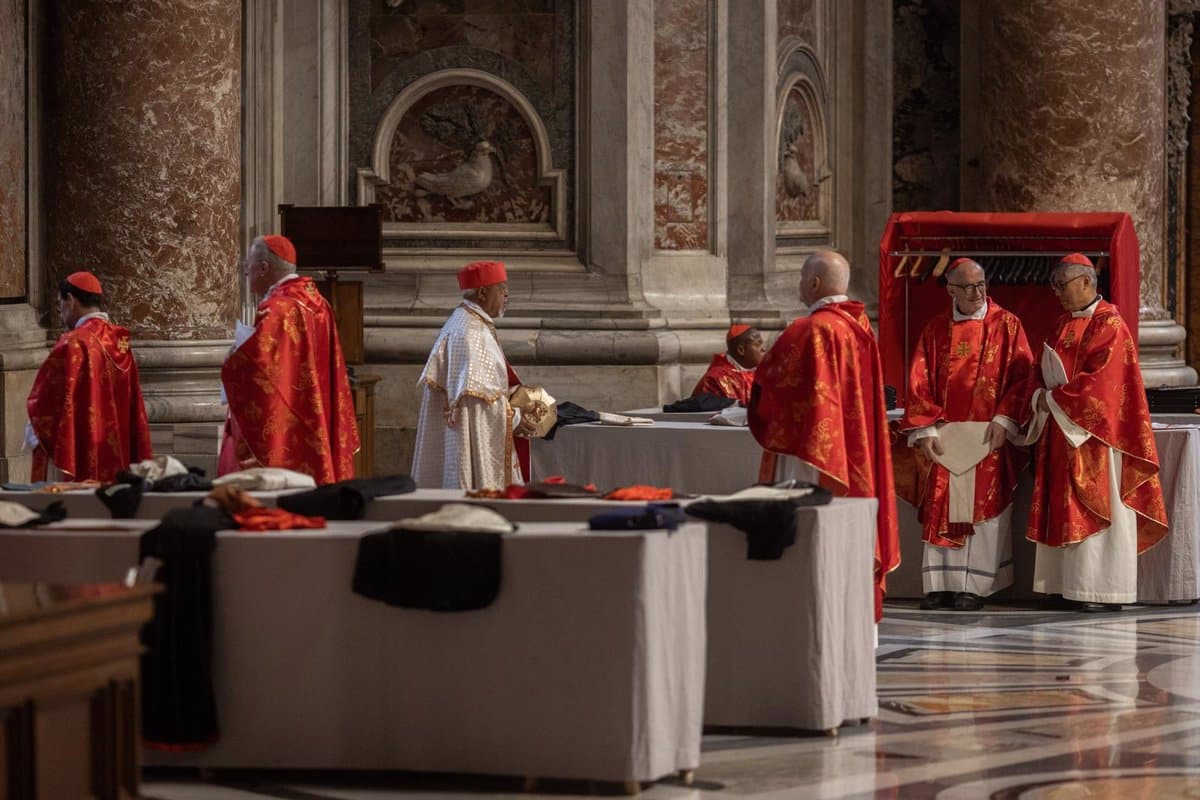 Sacerdote de Alcázar oficia misa junto a los cardenales en un momento difícil pero con serenidad.