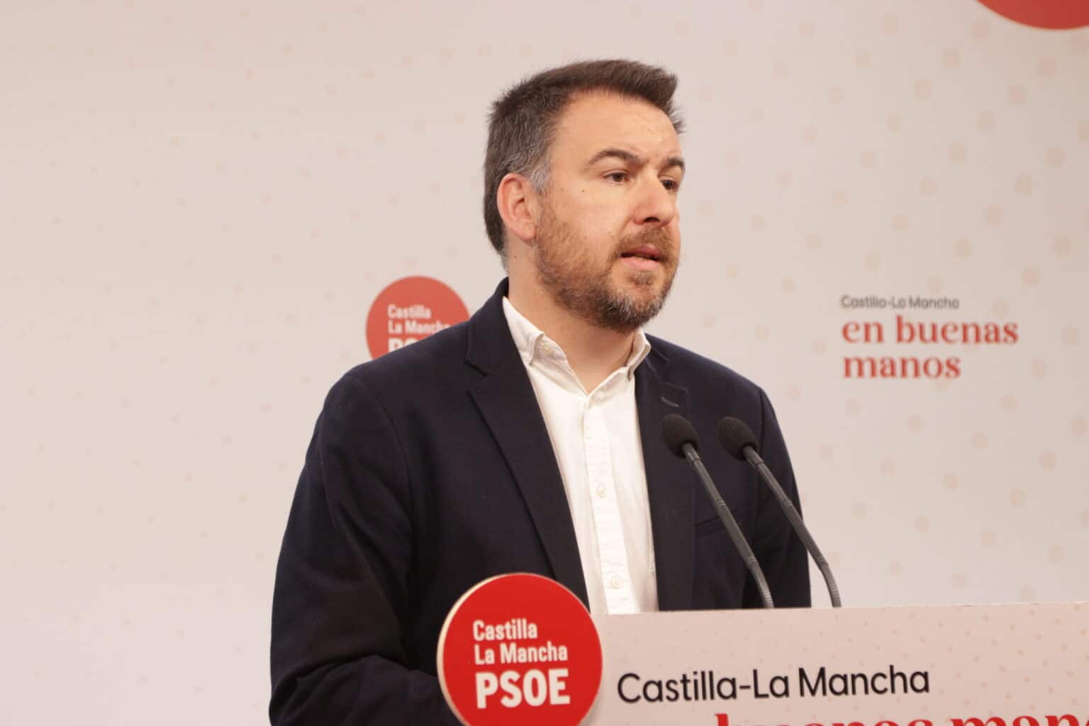 Sánchez Requena resalta la reducción del desempleo y exhorta al PP de Núñez a respaldar la recuperación económica y social de la región.