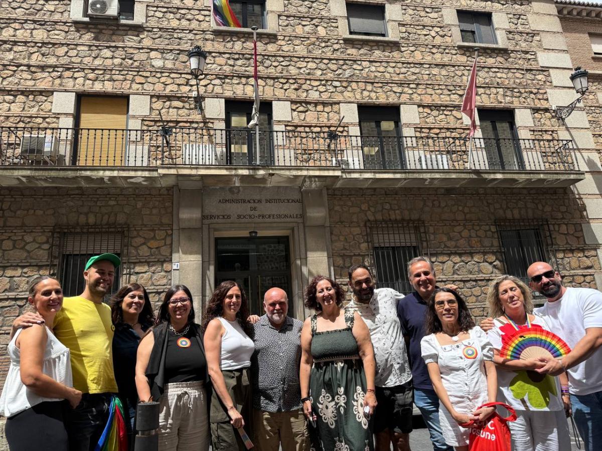 CCOO Toledo Reafirma su Compromiso con los Derechos LGTBIQ+ al Izar la Bandera Arcoíris en sus Sedes