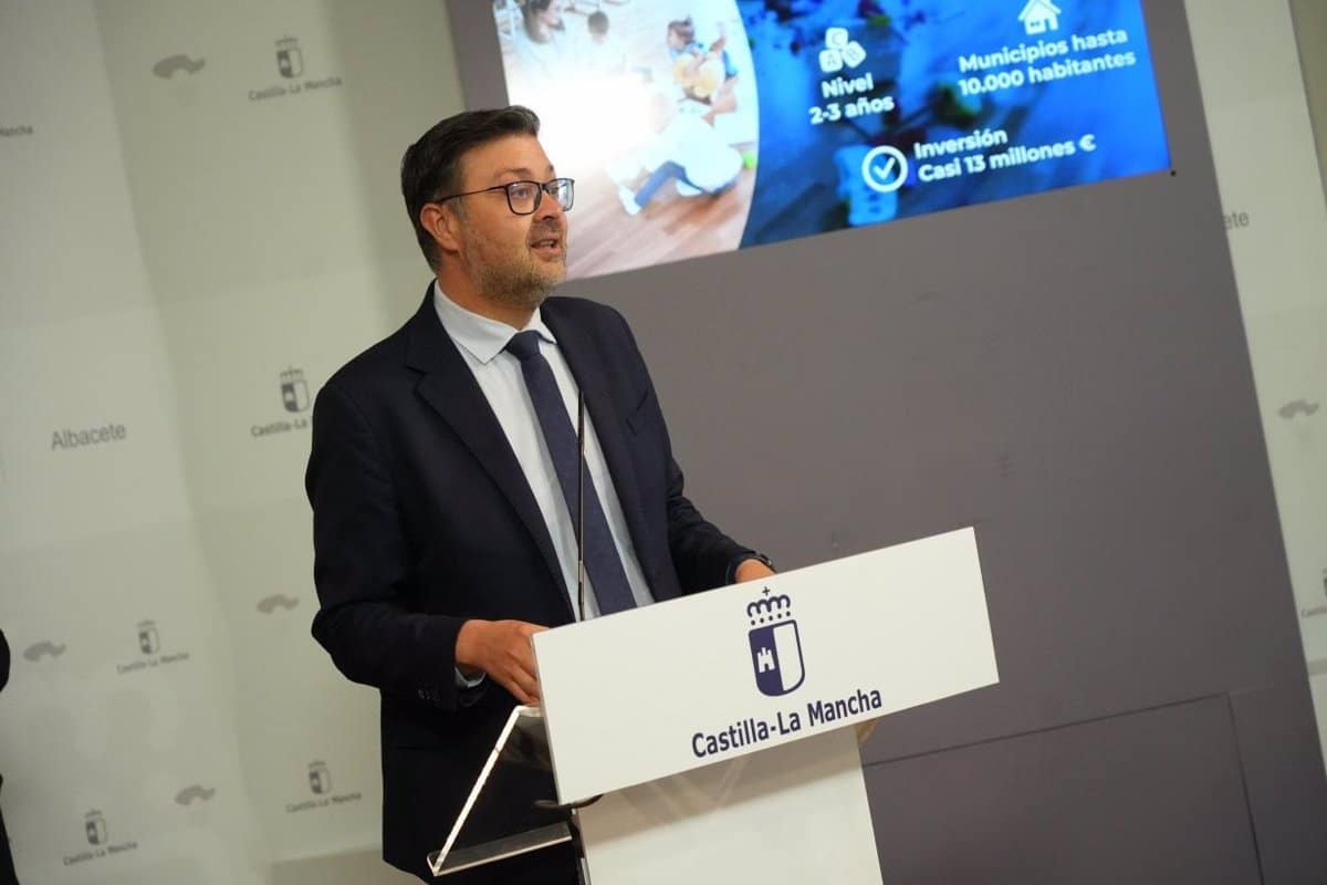 Castilla-La Mancha incrementa la oferta de plazas gratuitas para niños de 2 a 3 años en localidades con menos de 10.000 habitantes.