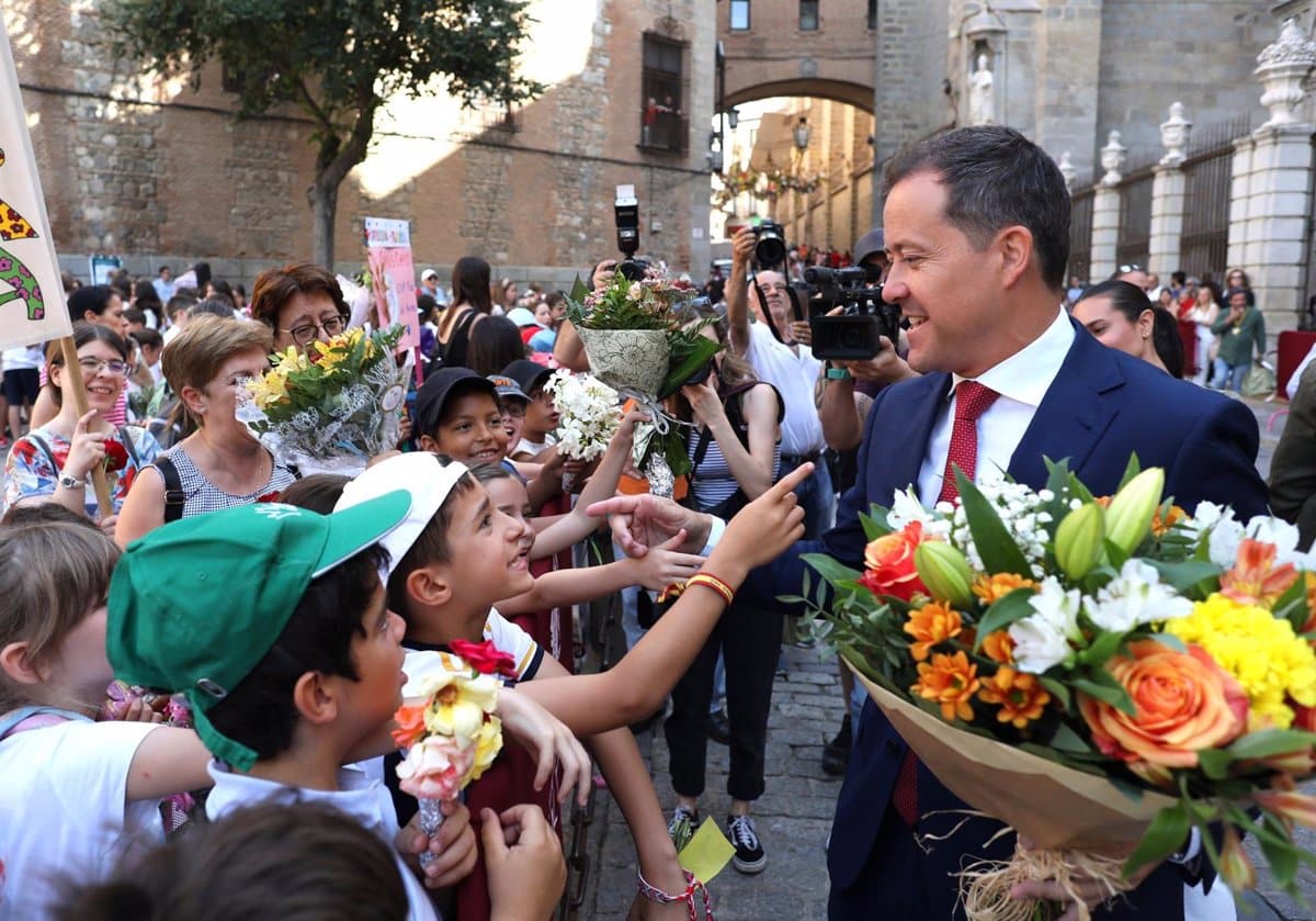 Cientos de estudiantes de Toledo participan en la ofrenda floral del Corpus Christi.