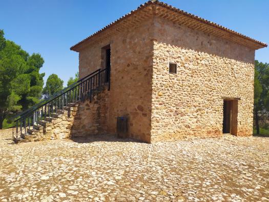 El DOCM da inicio al trámite para declarar ‘la Casa de la Tercia’ y el ‘Pozo de Nieve de Villajos’ como Bienes de Interés Cultural.