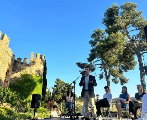 El Gobierno regional fomenta el pensamiento crítico y la filosofía en el IES Princesa Galiana de Toledo para sus estudiantes.