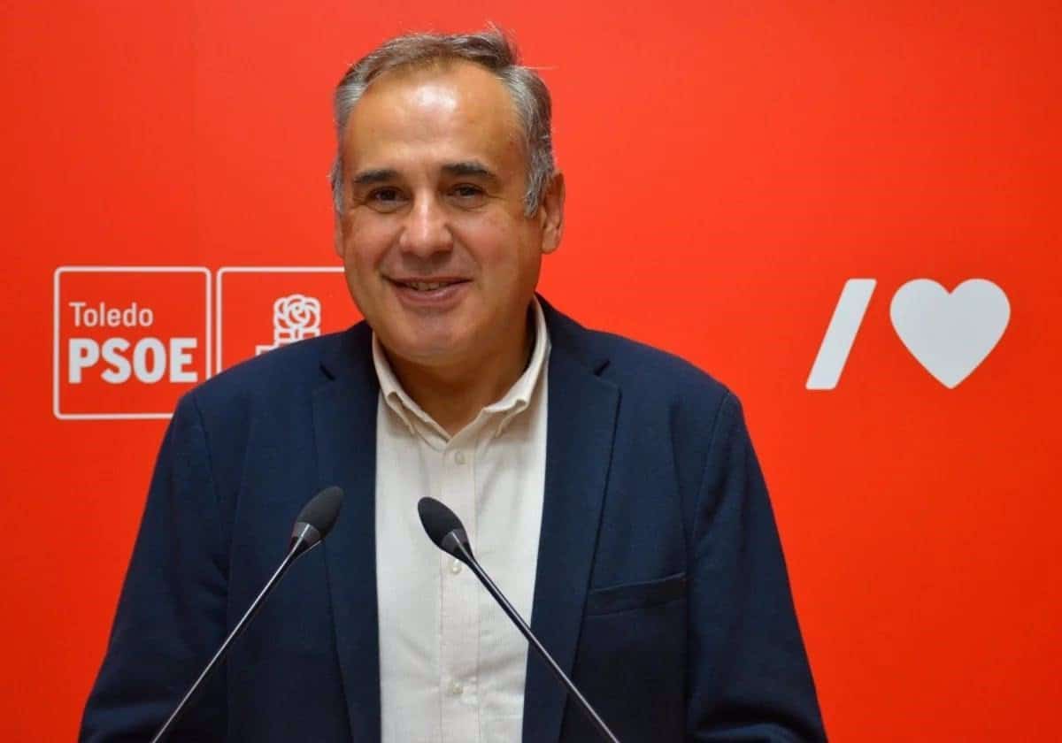 El PSOE solicita a Velázquez que la bandera LGTBI regrese al balcón del Ayuntamiento de Toledo.