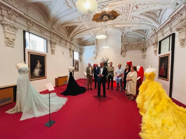 El alcalde expresa su agradecimiento a Lorenzo Caprile por su colaboración en el proyecto de la Capitalidad Europea de la Cultura.