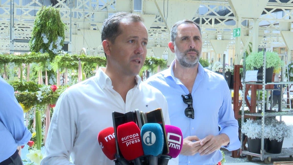 El alcalde de Toledo solicita «considerar a todos los grupos» respecto a la instalación de la bandera LGTBI en el balcón del ayuntamiento.