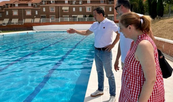 El alcalde revisa la piscina de Santa María de Benquerencia tras una inversión de 400.000 euros para evitar fugas de agua.