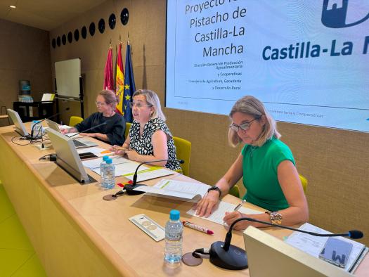 La Consejería de Agricultura impulsa la Sectorial del Pistacho para avanzar hacia la IGP y fortalecer el sector agroalimentario.