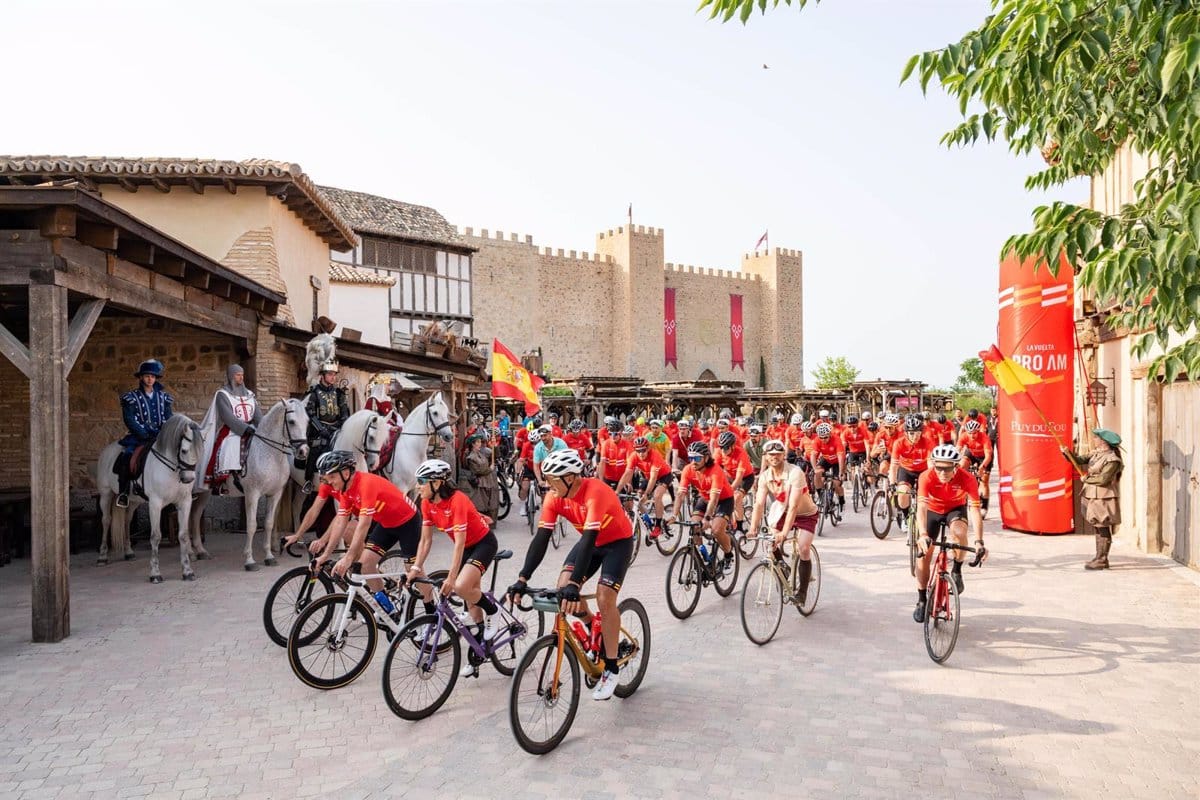La Vuelta Ciclista se detiene en Puy du Fou con leyendas del ciclismo como Miguel Induráin, Carlos Sastre y Perico Delgado.