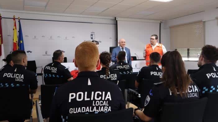 Más de 40 policías regionales reciben formación en reanimación cardiopulmonar y uso de desfibriladores automáticos.