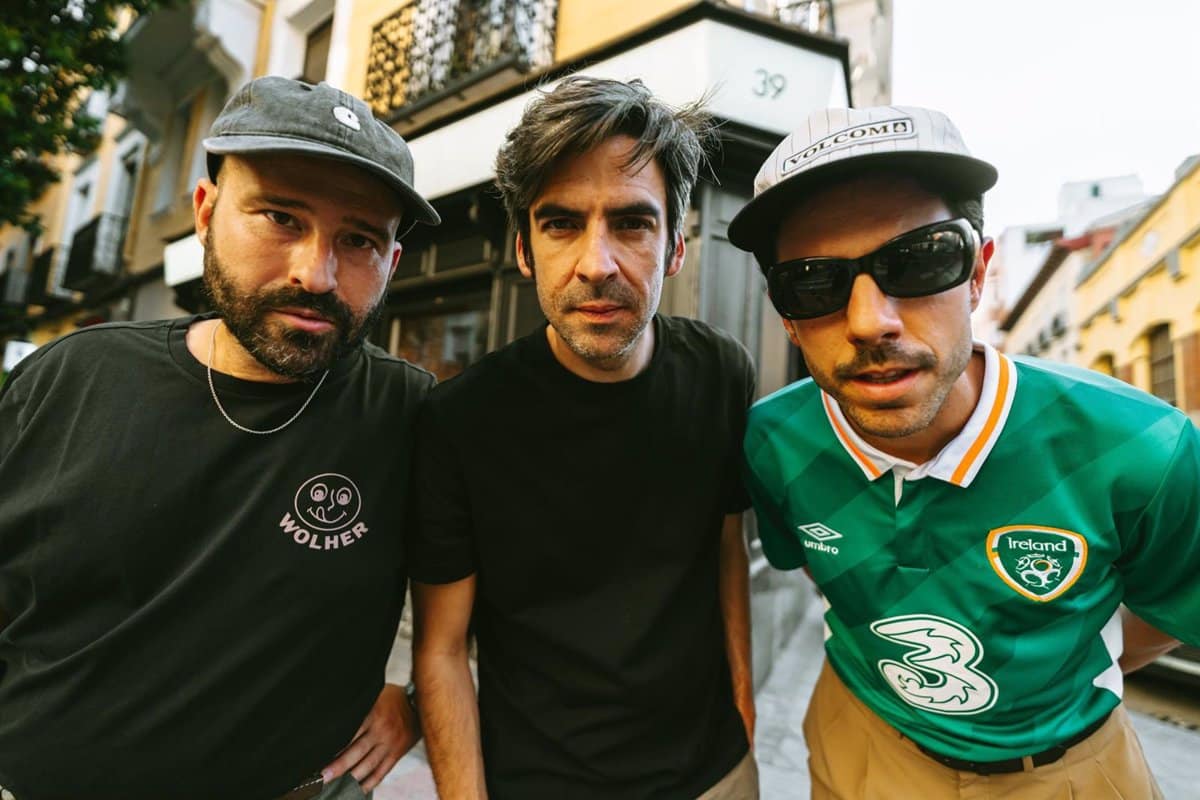 Mauri presenta su nuevo sencillo «Oro y plástico», producido por Brian Hunt.