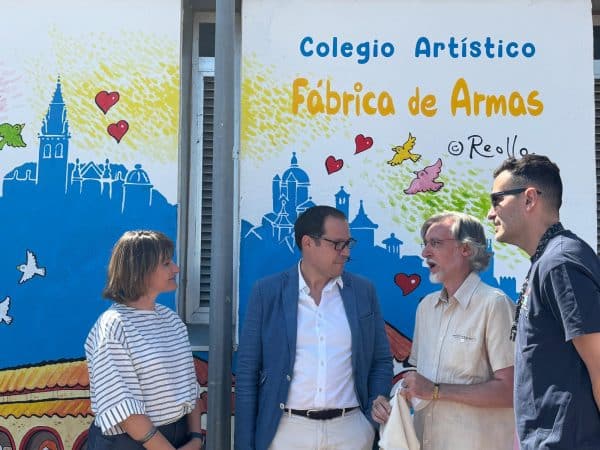Morcillo destaca la creatividad de Toni Reollo, artista del mural en el emblemático colegio Fábrica de Armas de Toledo.