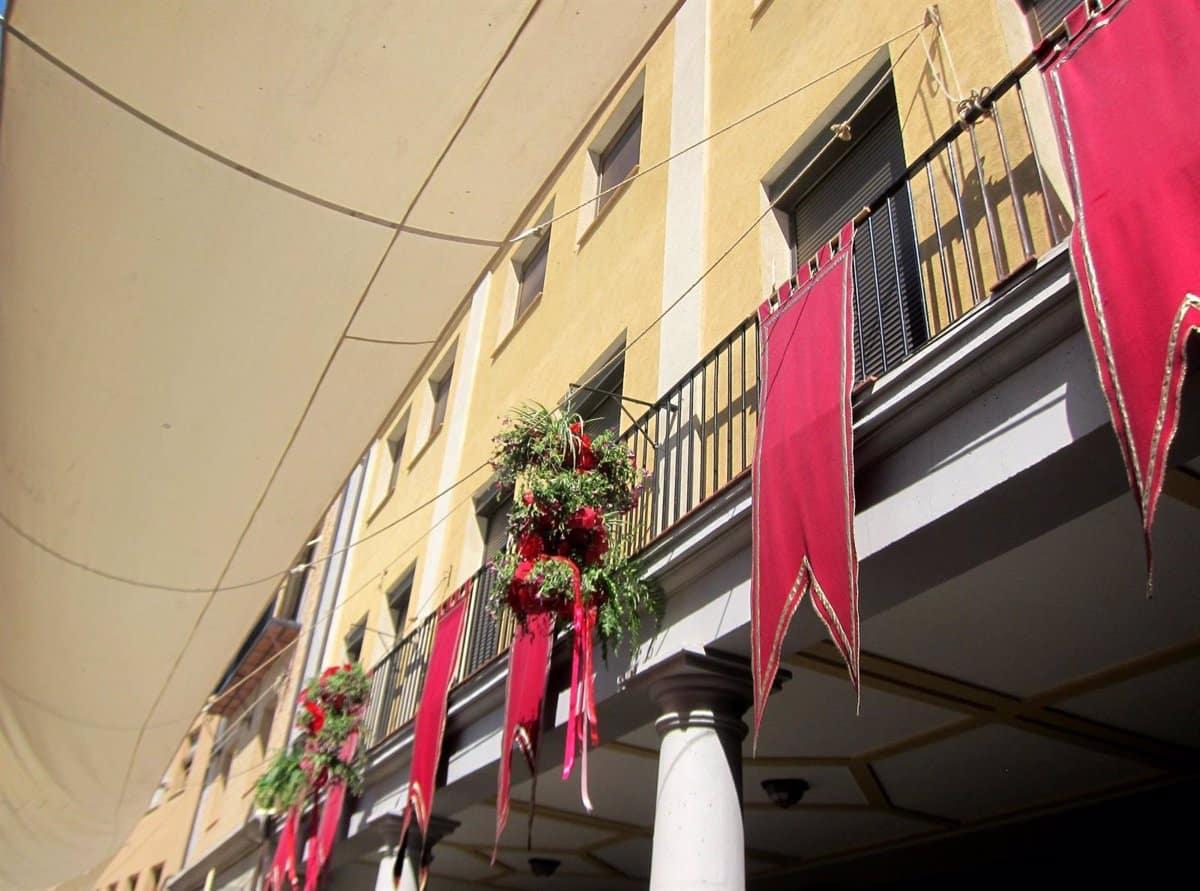 Reparación de toldos del Corpus dañados por el viento: el Ayuntamiento de Toledo despliega recursos para prevenir futuros incidentes.