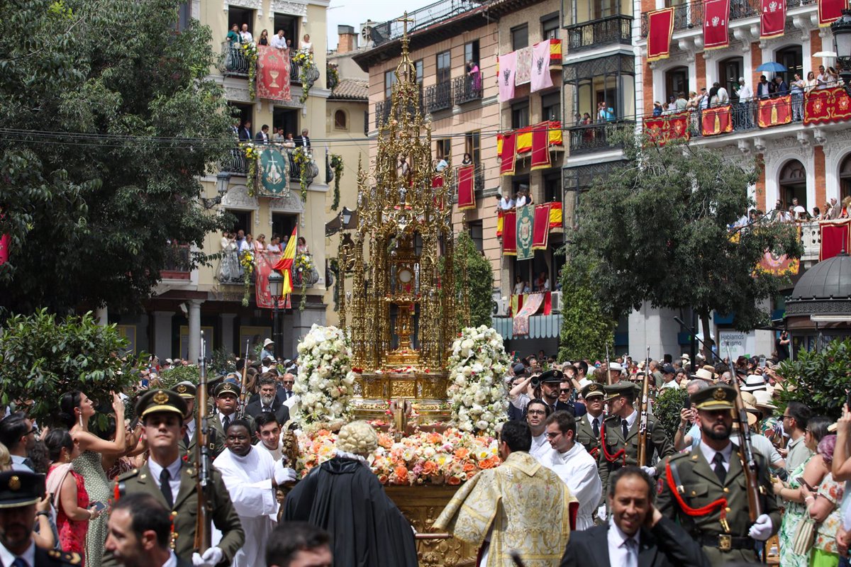 Toledo se anima con la celebración del Corpus, mientras miles admiran la brillante custodia a pesar del calor.