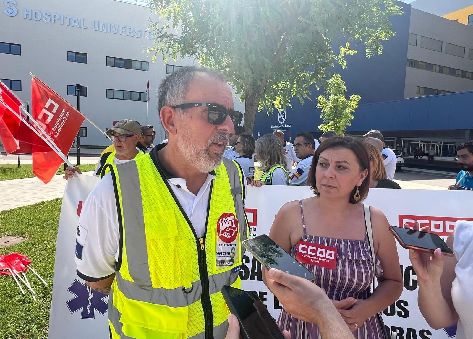 Trabajadores del transporte sanitario en Toledo demandan responsabilidad a empresas y Sescam en una manifestación.