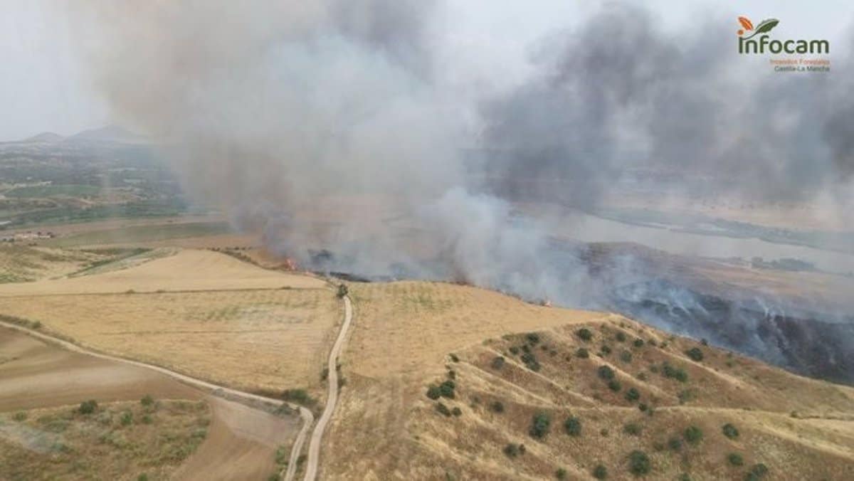 Un incendio forestal en Burujón provoca la evacuación nocturna de 33 personas