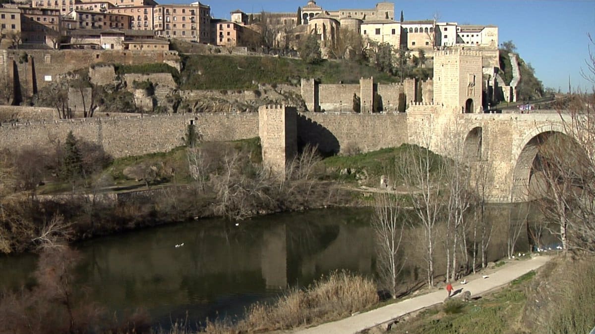 Velázquez demanda responsabilidad y reafirma la prohibición de bañarse en el Tajo a su paso por Toledo.