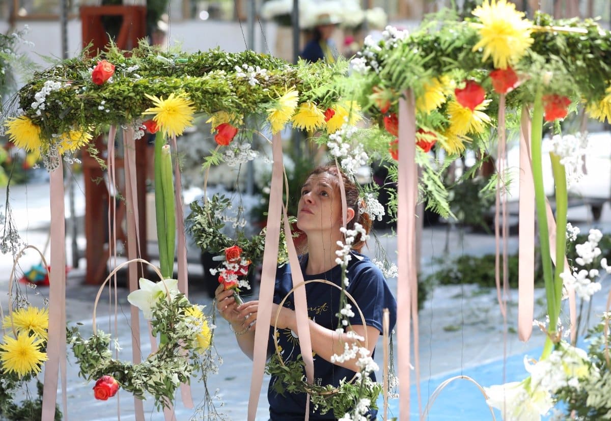 Título reescrito: «80 Floristas Transforman el Recorrido del Corpus de Toledo con 40,000 Tallos y Mil Plantas»
