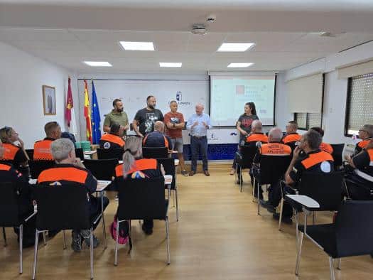 21 integrantes de organizaciones de emergencia reciben formación en reanimación cardiopulmonar y manejo de desfibriladores automáticos.