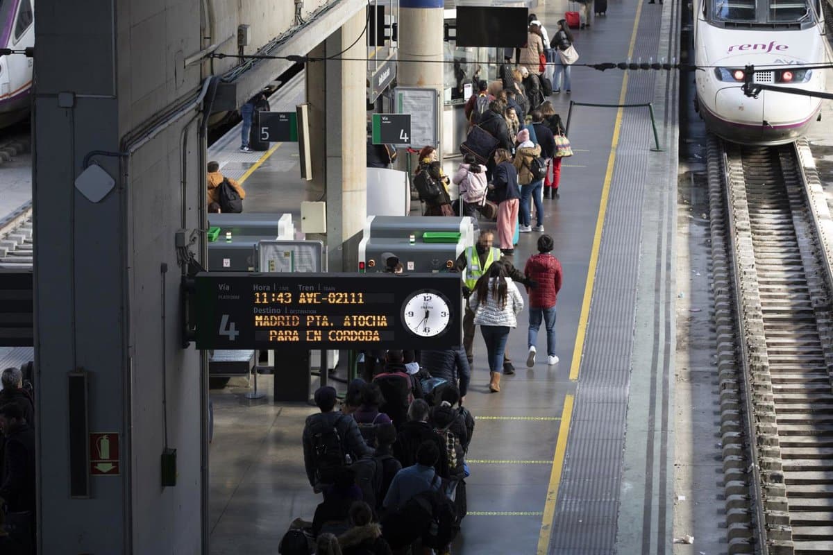 Persisten las demoras en trenes con destino y origen en Andalucía debido a una nueva incidencia en La Sagra.