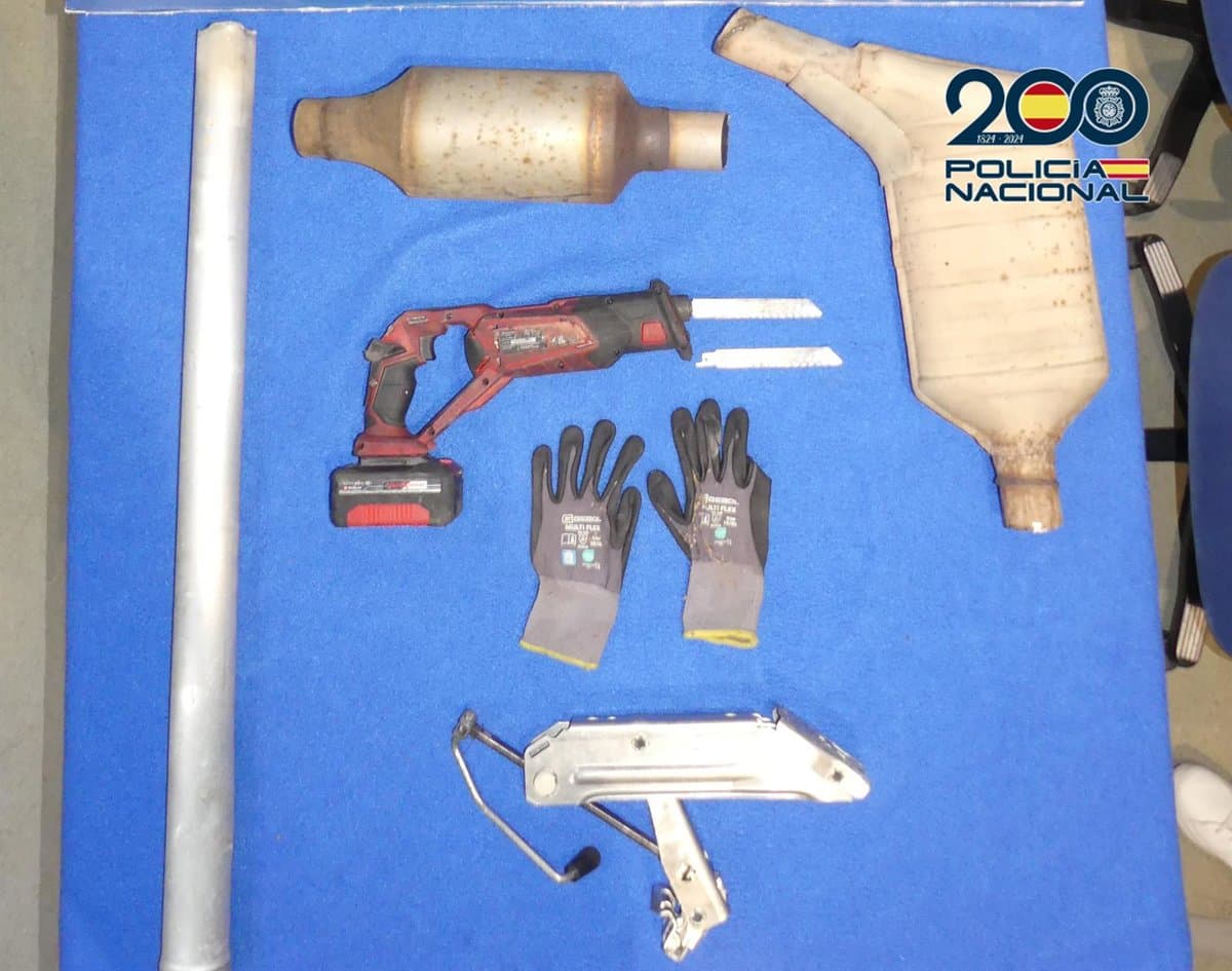 La policía sorprende ‘in fraganti’ a tres hombres robando catalizadores de vehículos en Talavera.