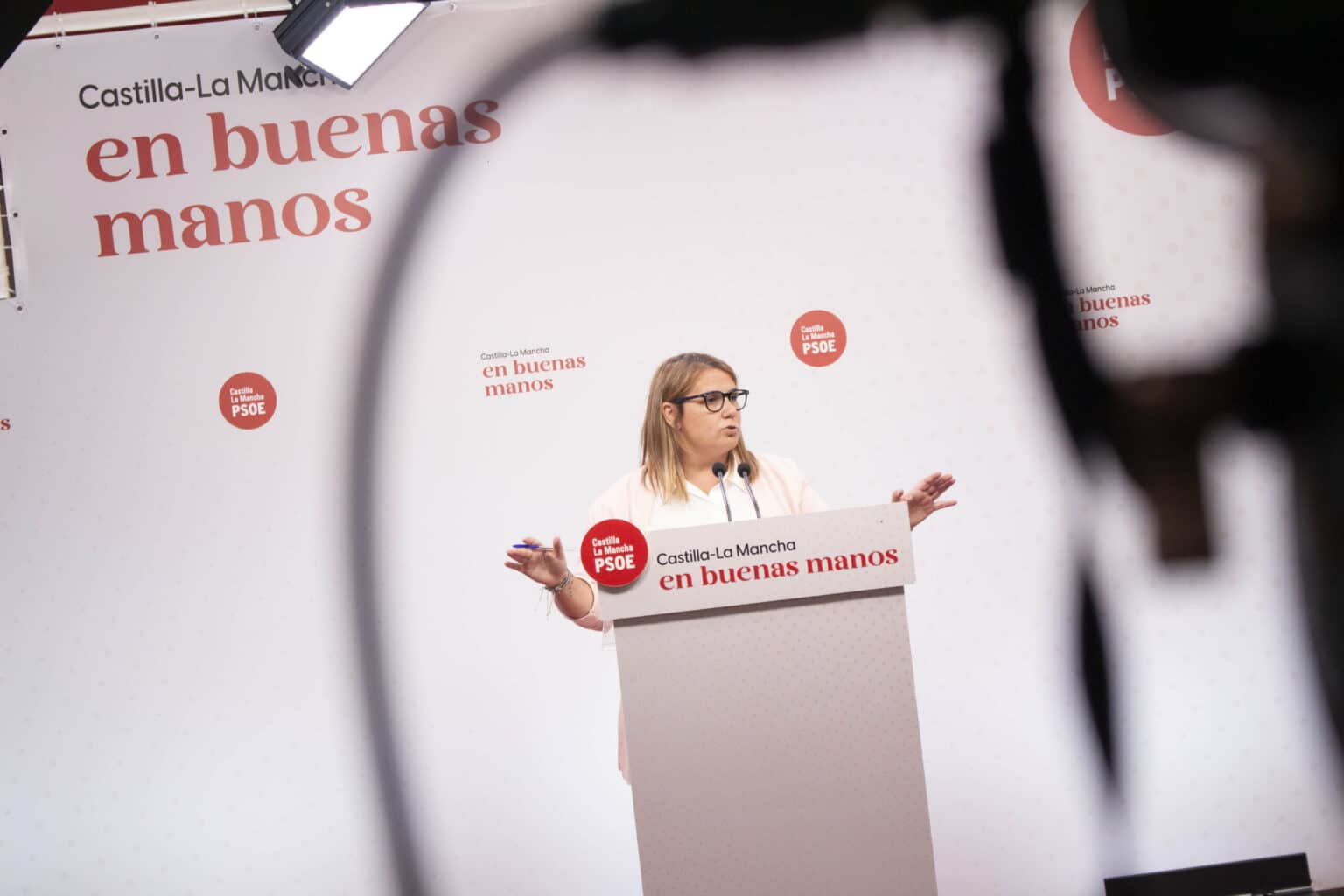 Tita García denuncia que Núñez busca «disfrazar su cobardía y fracaso» en el congreso nacional del PP y le exige romper con Vox en Castilla-La Mancha.