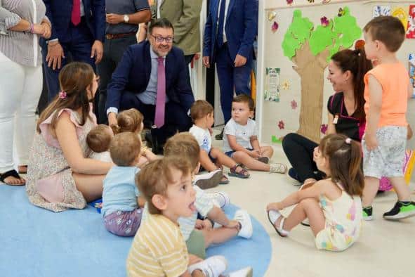 Subvenciones del Gobierno regional para la educación infantil gratuita en municipios pequeños para niños de 2 a 3 años.