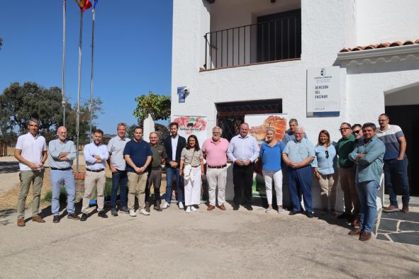 Colaboración entre el Gobierno Regional y DeRaza Ibérico para Impulsar el Cerdo Ibérico y el Agroganadero del Dehesón del Encinar