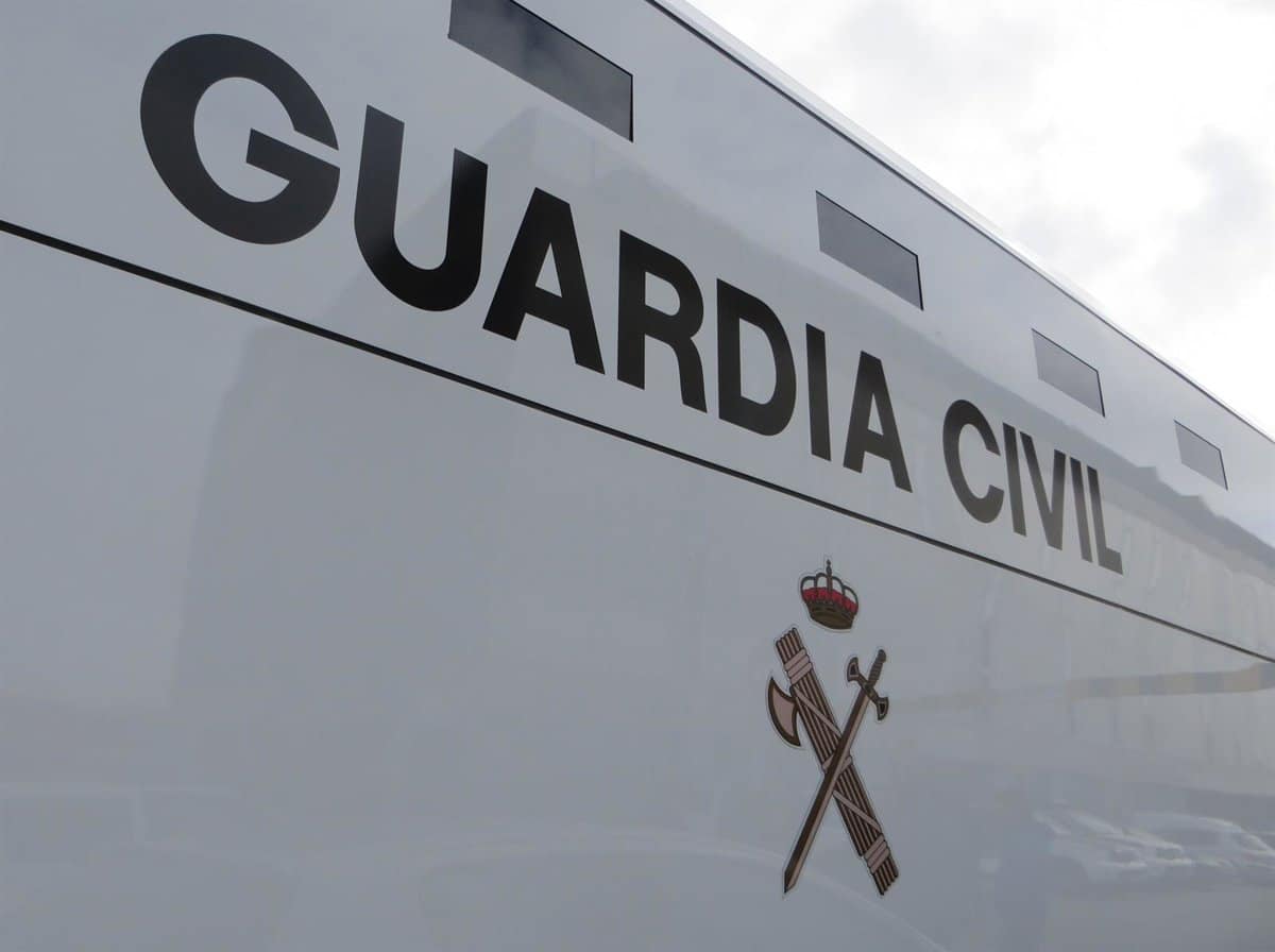 Detenido por circular en sentido contrario y chocar contra otro vehículo en Torrijos, resultando en un fallecido.