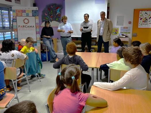 El Gobierno de Castilla-La Mancha impulsa la artesanía en escolares de Ciudad Real para estimular su interés por el oficio artesanal.